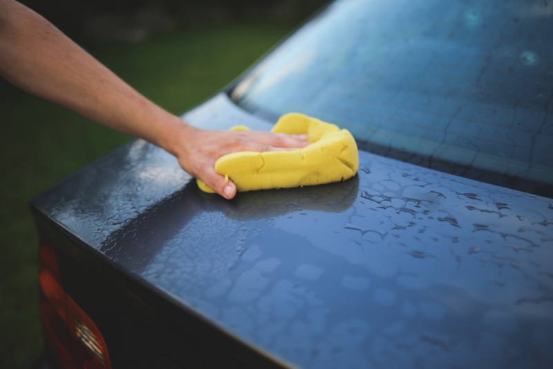 carrosserie-EZE-min_cleaning_washing_carwash_sponge_car_auto_hand_man-722705